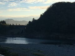 夜が明けると、ホテルの部屋からは目の前に長良川が見えました。