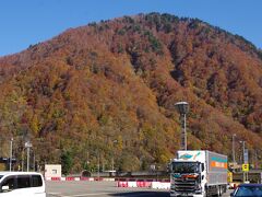 関越道を群馬県から新潟県に入る時、いつも「国境の長いトンネル・・・」という一文を思い起こします。
日本一長い関越トンネルは冬季は本当に雪国との国境を体現しています。
群馬県側まではなんともないのに、トンネルと抜けたら吹雪のど真ん中に突入したなんてこともしばしば。
トンネル内はチェーンが使えないため、出てすぐにあるこの土樽ＰＡでチェーンを履いたものです。
11月初めの今はまだ、紅葉シーズン。極上の青空付きです。
