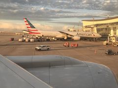 ダラスで2時間待ちでマイアミ行に搭乗です。

乗継時間に余裕がありましたが、両替やら仕事で問題が発生し対応していて慌ただしかった・・・。

マイアミ行はアメリカンの基幹路線
連休前ということもあり満席

AA1219 Dallas - Miami
機材: BOEING777-200