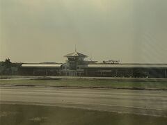 スワンナプーム国際空港に着陸しました。前回は夜明け前に到着だったので初めて空港の風景を見ました。消防車などの基地のようですが、建物が可愛いです。