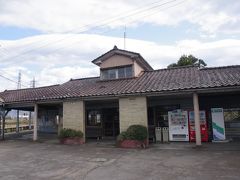 乗っていた列車は富山行きだったので、宇奈月温泉に行くには本線との接続駅である寺田駅で乗り換えます。

寺田駅はＹ字に分かれていてその分岐するところにレトロな建物も立っていました。