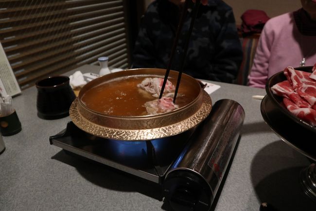 最初は出汁に染み込ませたお肉をそのまま食べるように言われました。出汁が美味しかったです。秘伝のレシピだそうです。あとは出汁に生タマゴを溶いて、いただきました。