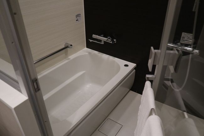 部屋の広さ割には大きめのバスタブ。シャワーの水圧、排水も2重丸です。かなりポイント高いですね。