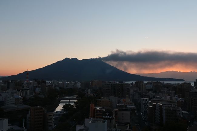翌朝、窓からは桜島が見えます。<br />噴煙もはっきり見えます。ここは12階。