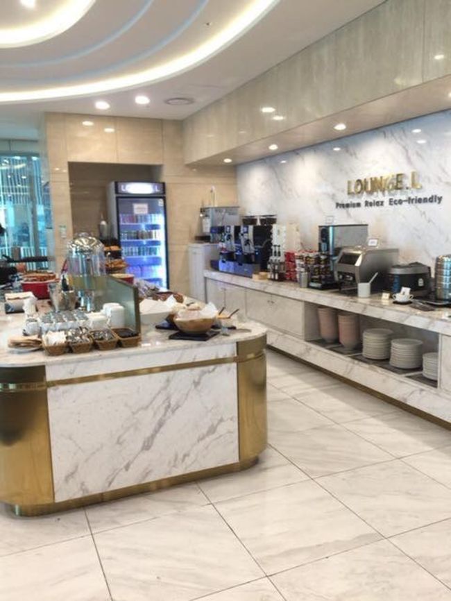 こどものオムツポーチが紛失してしまいました。<br />ラウンジにはないとスタッフさんに言われたし、歩いた所を2回見回しましたが見つからず。。。<br />成田に到着まで、オムツがない。。。<br />ちょっと落ち込みながら、SPC loungeへ。<br />ここのラウンジ、雰囲気は良いけどとにかく狭くて、座れずにいる方もちらほら。