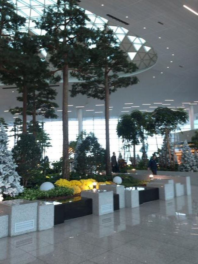 空港内はこんな感じのスペースもありました。<br />出来たばかりなので、やはり新しい感じはしました。<br />利用客も第1ターミナルよりも少ないです。