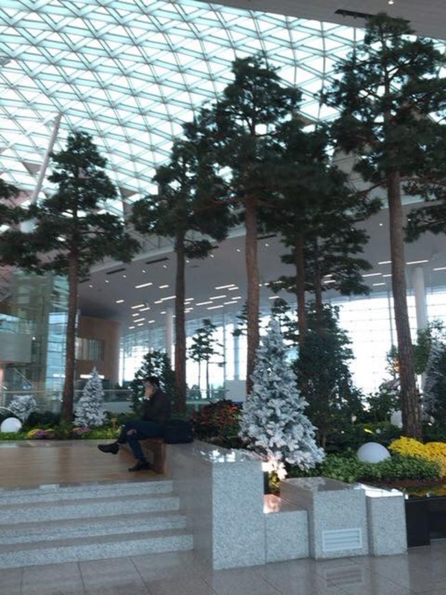 韓服を着た女性たちがなにか演奏をしていました。<br />それよりもなによりも、オムツポーチをなくしてしまったので、オムツの心配で頭がいっぱいでした。