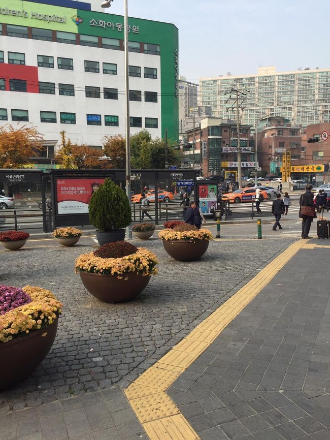 翌日はホテルの1階にあるカフェでコーヒーやマフィンを食べて、ゆっくりソウル駅へ。<br />タクシーのおじさんがとっても良い人でした。