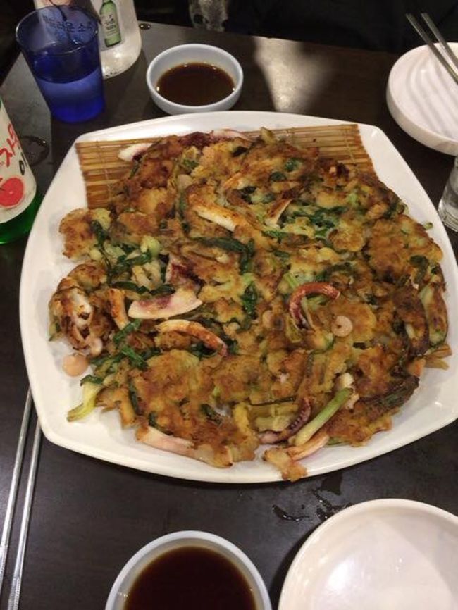 夜はソウルに住んでる友人がホテルまで迎えにきてくれ、弘大へ。<br />一通りぶらぶらして、居酒屋へ。<br />甘いお酒が好きなので、フルーツソジュとチヂミ、バナナマッコリをオーダー。<br />韓国人はお酒が強いのかな？<br />私が1年半禁酒していたせいか？<br />全く酔わない友人。