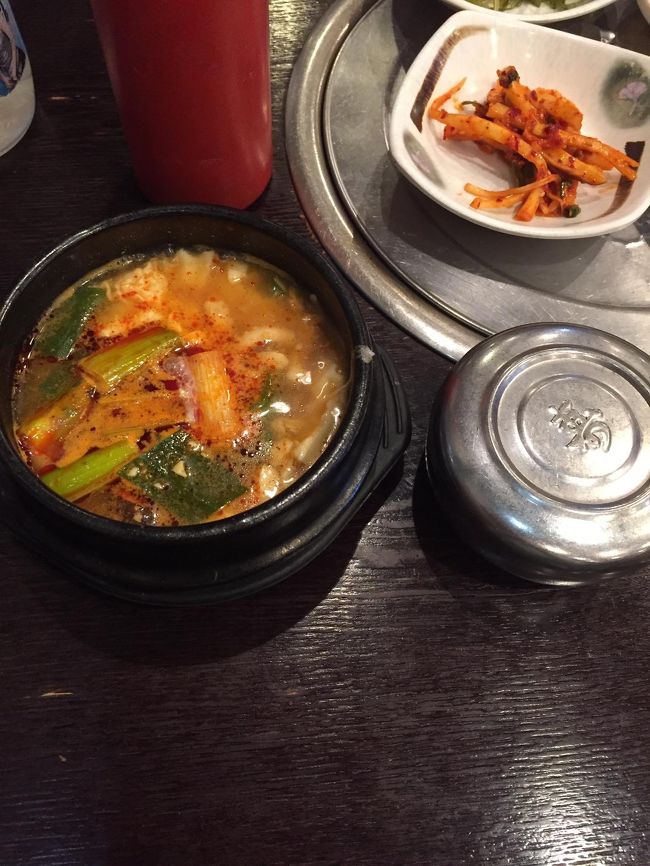 お昼はパスした私たち。<br />ホテルへ戻り16時頃にホテルの地下にある食堂街へ。<br />値段が分かりやすかったので入店。<br />こんな時間にも他にお客さんがいました。