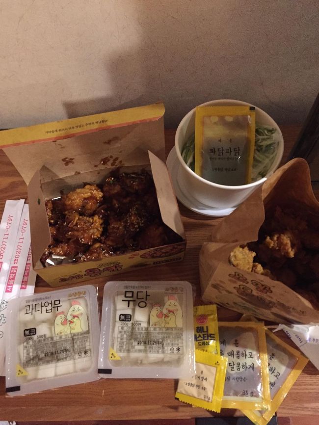 予めホテルに問い合わせをしてくれ、ロビーで受け取りOKだったので、友人の連絡に合わせてロビーに行くと、配達の人が渡してくれました。<br />ボリューミーで翌朝へ繰り越しました。