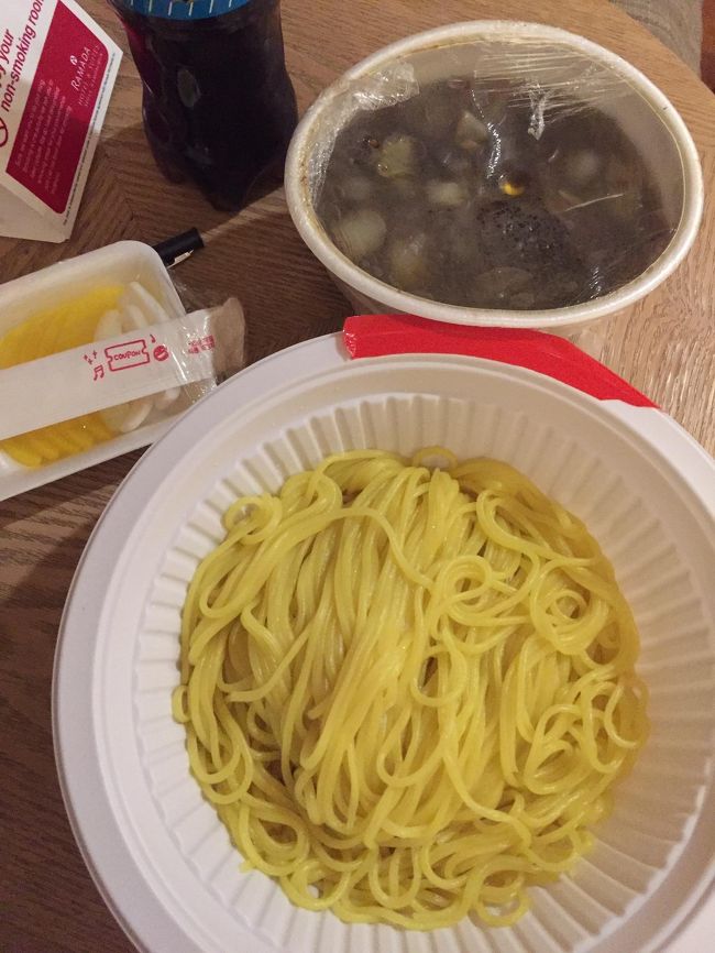 渡航前に韓国人の友人にソウルへ旅行しに行くことを伝えていました。<br />ホテル到着が21時近くだったので、배갈(ペダル)でジャージャー麺とチキンをお願いしました。