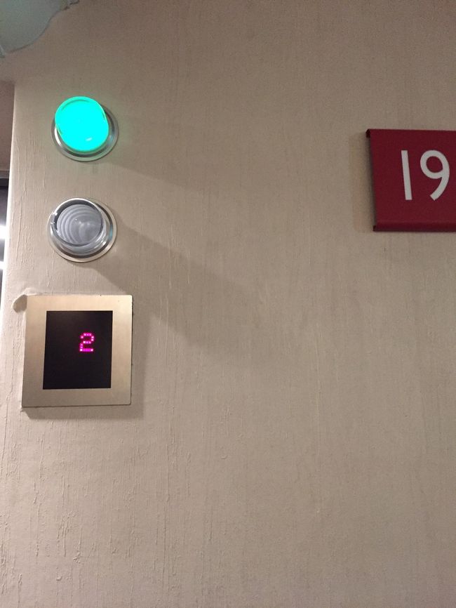 高層のホテルなのもありますが、それにしてもエレベーターが遅い。<br />お部屋の階数により、使うエレベーターが違うように思いましたが、エレベーターが来ても満員で乗れない事が多かったです。