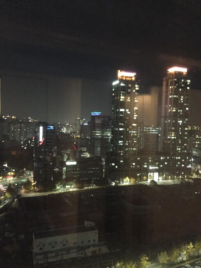 19階のエレベーターの近くの窓からの眺め。<br />やっぱり少し殺風景かな。。<br />オフィス街らしいので、日曜日の夜は驚くほど静かでした。