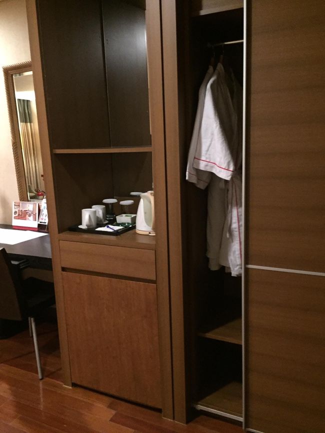 無料のお水も冷蔵庫にあり、コスパの良さを感じました。<br />インスタントのコーヒーとお茶もありました。