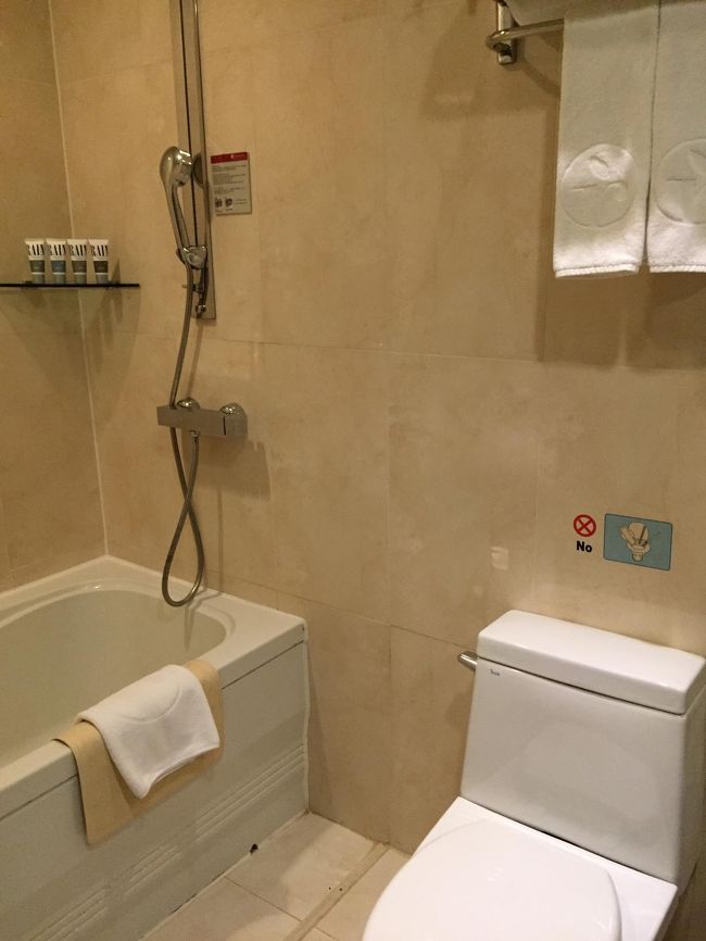 バスタブ付きのお部屋でした。<br />シャワーのお湯があまり安定せず、たまに冷たくなったり。。<br />あとは、シャワーしかないのでお風呂をためる時もシャワーで溜めました。