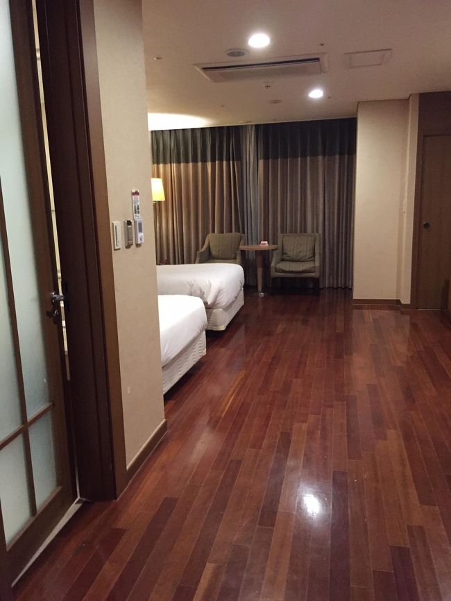 今回も大韓航空を利用。<br />韓国の航空会社で1番好きです。<br />CAさんも優しくて子供も喜び。<br />またギリギリになって航空券を取ったので高くなってしまいました。<br /><br />ホテルはラマダホテル。<br />ソウル駅から歩いて行けるのでここをチョイス。<br />安いのにお部屋が広いので、良い感じでした。<br />でも周りにはコンビニくらいしかないので、殺風景です。<br /><br />