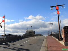 【臨港橋】
四日市駅の一つ先、新正駅で降りて港方向へ歩きます。
1991年竣工、跳開式可動橋。橋の手前に遮断機が！
