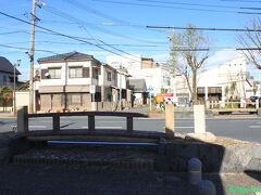 【思案橋】
1582年に本能寺の変を聞きつけ京都を避け伊賀路を通って堺から浜松に向かった徳川家康が、ここから海路を進むか陸路を進むか思案したとされ、思案橋と呼ばれることとなったそうです。
その後橋は運河の埋立に伴い1953年に撤去され、1987年に橋を模したモニュメントが復元設置されました。