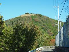 このT字路は右折。やっと大野山が見えました。
舗装道をしばらく進むと、