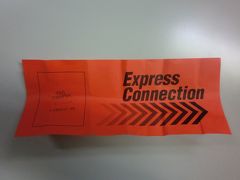 岡山発⇒仁川経由⇒大韓航空でトムブラドリーに着きました。乗継2時間30分でＴ３のデルタに乗り継ぎラスベガスに向かいます。乗継が2時間でも厳しいとの書き込みがあり、心配していましたが・・・・・。　予定より15分くらい遅延んで機外に出たら　実質2時間を切っていました。　まず機外に出ると、スタッフの人が乗継者名簿を持っていて、Express Connection を配布していました。このオレンジの紙ペラ結構役に立ちました。結果からすると、30分でトムブラッドレーから出られたんです。　まず、飛行機の降り口から入国審査場までが　近い！　そして　このオレンジの紙を　見せびらかす？わけではないけど、スタッフの方は　気にかけてくれます。キオスク～リアルの入国審査～　スーツケースのピックアップも程よいタイミングで　税関～　スーツケースの預け直しまで・・・。心配していた　時間と場所は、流れさえ知っていれば、全く問題ないと思います。トムブラッドリーは初めてでしたが、まったく迷いませんでした。スタッフの方も　多くいますので　適当に指示してくれます。特に　このオレンジのカード持ってたら・・・。Ｔ３も徒歩で5分、ただＴ３は　座るとこもないくらい混雑してました。ちょっと狭い感じ・・・。取りあえずラウンジ行きましたが、ここもいっぱい！　座れはしましたが？　とにかく心配ごとの　①時間　②場所は　全く問題なしでした。