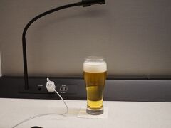 朝だから、ビールは自重しようかと思ったけど、
今回は47都道府県コンプリートの旅。
というわけで、ラウンジで一番搾りで祝杯。

キリンビールは、坂本龍馬がいなかったら産まれていなかったと言われている。