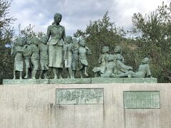 土庄港の脇にある「平和の群像」。
