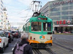 はりまや橋で下車。
乗ってきた電鉄をお見送り。

乗り場から横断歩道を渡ると・・・