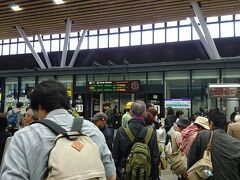 新函館北斗駅に到着。大陸の国からの観光客が多かった。。。