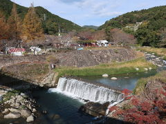 橋が見えたので、川があるのかな。。と
近づいてみたら、シャトルバス乗場の看板を
発見。
近くにいらした係のおじさまに伺ったら