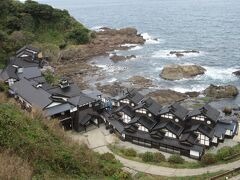 真下を覗くと‥
珠洲岬の海辺ギリギリに建つ「よしが浦温泉 ランプの宿」。
天正6年（1578年）の創業。
元は大型の和船である千石船が出入りする豪商、
刀禰（とね）家が営んでいた廻船問屋でした。

その港は現在よりももっと絶壁の入り江だったため、
刀禰家への出入りは陸路からは難しく、
ほとんど船を使って海から出入りしていたと言われています。

あまりにも入り江ギリギリで背後が崖という立地上、
建物の全面的な改装工事ができず、
少しずつ部分的に改築されただけなので、
約450年経った今でも、母屋の柱は当時のままだったり、
鴨居の段差があったりと往時の趣を感じられるそうです。

なかなか予約の取れない宿としても有名だとか。