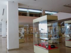 Muzium Kesenian Islam Malaysia（イスラム美術館）

国立モスクより徒歩約5分
美術館とありますが、絵画や彫刻の展示は
ほとんどありません
イスラム芸術に関する博物館です

2017年1月に来た時と、展示内容が
変わっていました
