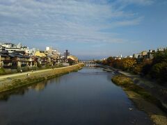 千年の都と京文化をはぐくんできた鴨川。
四条大橋から見るこの景色が好きで、つい写真を撮ってしまいます。
