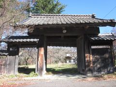 午前１０時頃には旧高遠町に着きました～。

高遠と言えば桜の名所で有名な旧高遠藩の城下町ですね。

この大手門はここに移築されてから高遠高校の正門だったそうですよ。