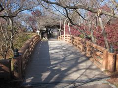 ここは二の丸、桜雲橋を渡って問屋門へ向います～、

橋の下をよく見ると空堀？…、
敵から守るために周囲を全て空堀（外堀・中堀・内堀）にしていたそうです。