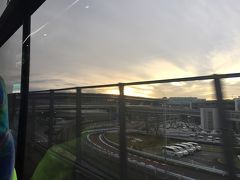 久しぶりの成田ANA午後便です。
東京駅からバスで。空港到着は午後4時前でしたが、すっかり夕暮れな感じ。
（冬ですね）

成田ANAラウンジも久しぶり。同行者と集合。
成田はスパークリングワインがあったのはうれしかったけど、お料理の種類が少ないなー。

