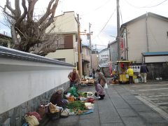 勝浦朝市に出かけます。勝浦朝市は、輪島（石川県）・高山（岐阜県）と並ぶ「日本三大朝市」の一つなんだそうですが、うーん、ちょっと物足りない気が･･･。