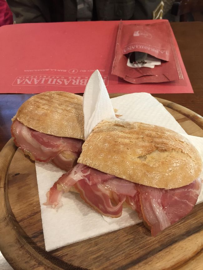 街角のお店で軽い昼食<br />