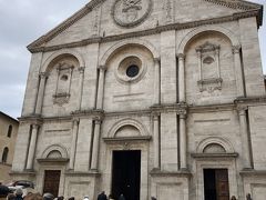 ピエンツァ大聖堂
ここの教会で何やら式をやっていました。