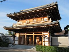 「伝通院」の三門です