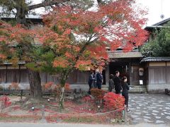 すぐ右手にある「料庭　八千代」
紅葉とお出迎えしている姿が重なって印象的でした。