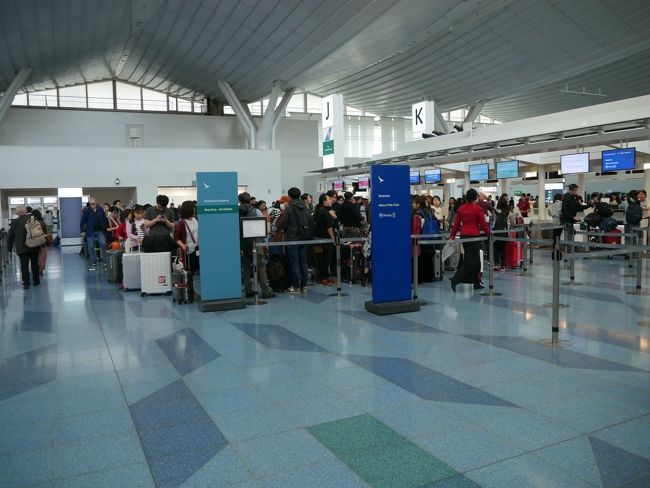 今回の旅の始まりは羽田空港から。カウンターが大混雑です。