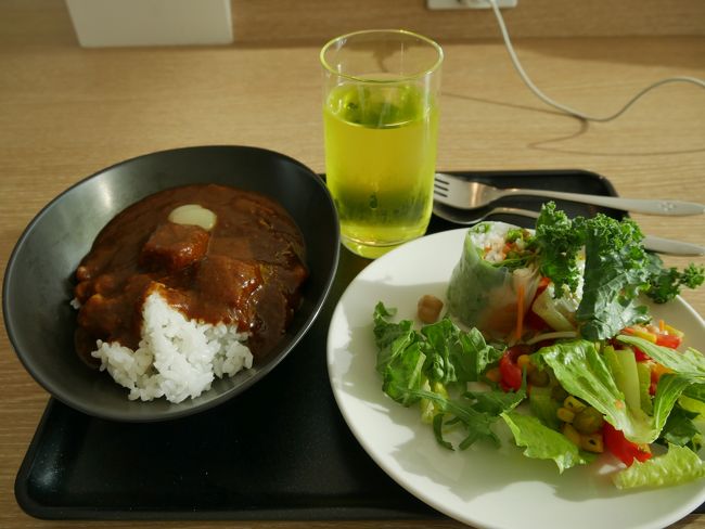 カレーライスとサラダだけ頂きます。<br />いつもながらに美味しいサクララウンジのカレー