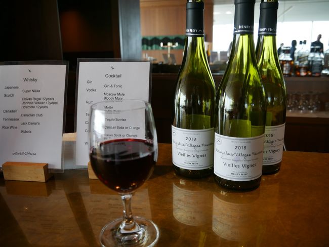 カウンターでボジョレーも勧められました。