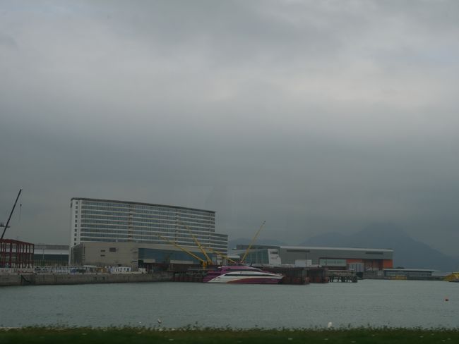 バスに乗ってしばらく行くと、フェリー乗り場のスカイピアが見えました。