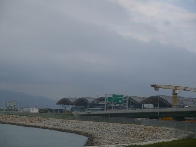 新しくできた港珠澳大橋へのボーダーはスカイピアの対岸です。