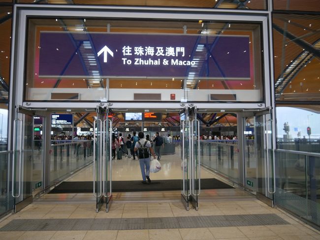 珠海、マカオをめざして建物なかにはいります。
