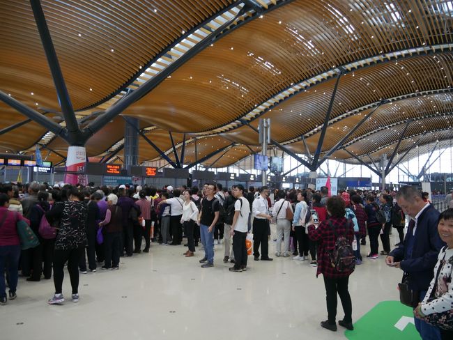 香港を出国する凄い人です。<br />e道のレーンに並びましたが、４０分位並んだのですが、何故かe道が使えませんでした。