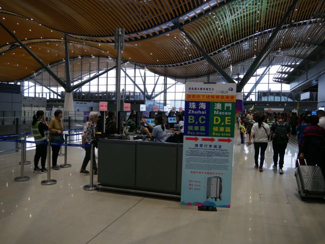 一般のレーンに並び香港を出国してバスのチケットを買います。<br />カウンターだと、クレジットカードも使えます。