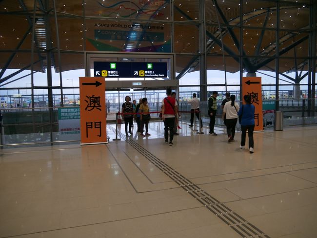 マカオ行きはガラガラです。